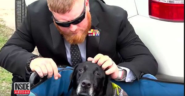 軍用犬をなでる男性