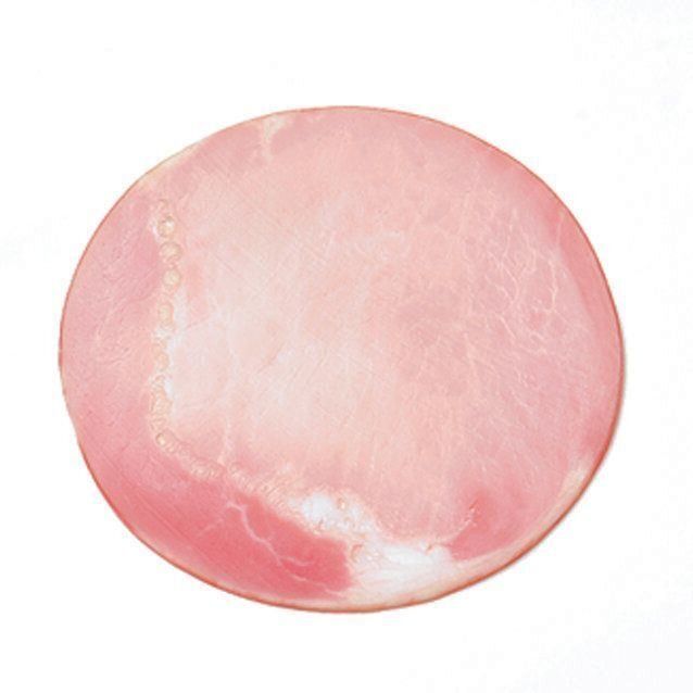 ハムやウィンナーなどの加工食品には、意外にも塩分がたっぷり含まれています。持病がある犬はもちろん、健康な犬にも与えないように