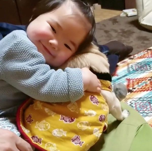 パウを抱っこする女の子