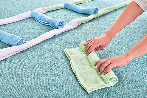 タオルをくるくると丸めている様子