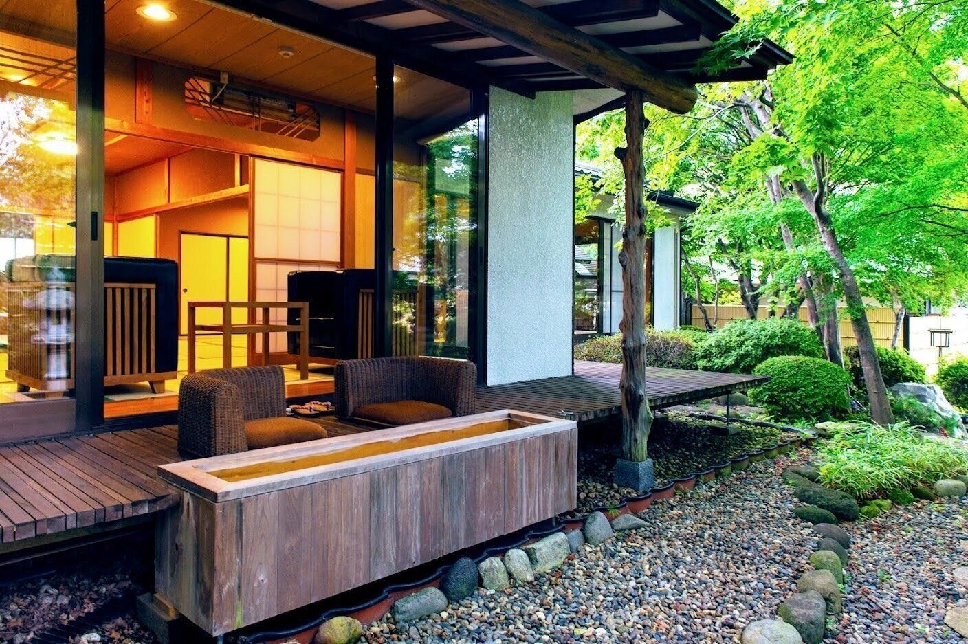 庭園が見渡せる純和室の客室