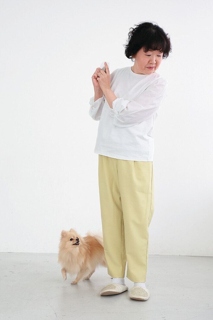 飼い主さんのまわりを歩き回る犬
