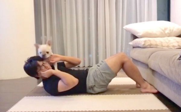 筋トレのお手伝いをするれおんくん