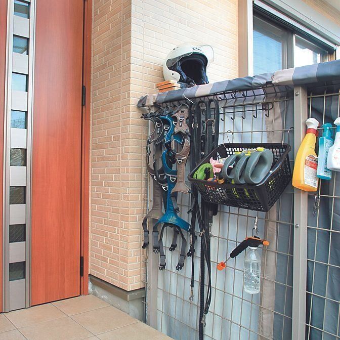 吉岡さん家の屋外の収納。フックを使い、リード類は見やすくかけて収納