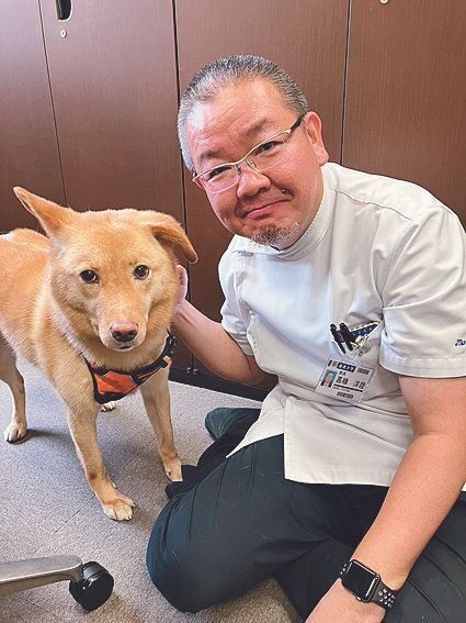 嘉糠洋陸先生。東京慈恵会医科大学 総合医科学研究センター・実験動物研究施設長、熱帯医学講座教授。2015年「慈恵犬」によるドッグセラピーの構想を立ち上げ、その後実現に向けて尽力。2019年に正式に活動を開始。