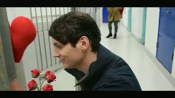 保護施設を訪れた男性