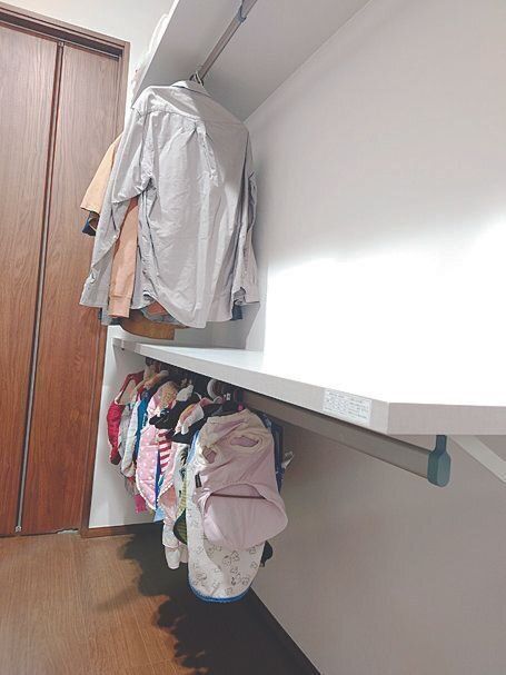 ２段式の吊り下げ棚で、4頭分の洋服もスッキリ収納。「上の段は人用なので、上着をはおってすぐに散歩に出かけられます」