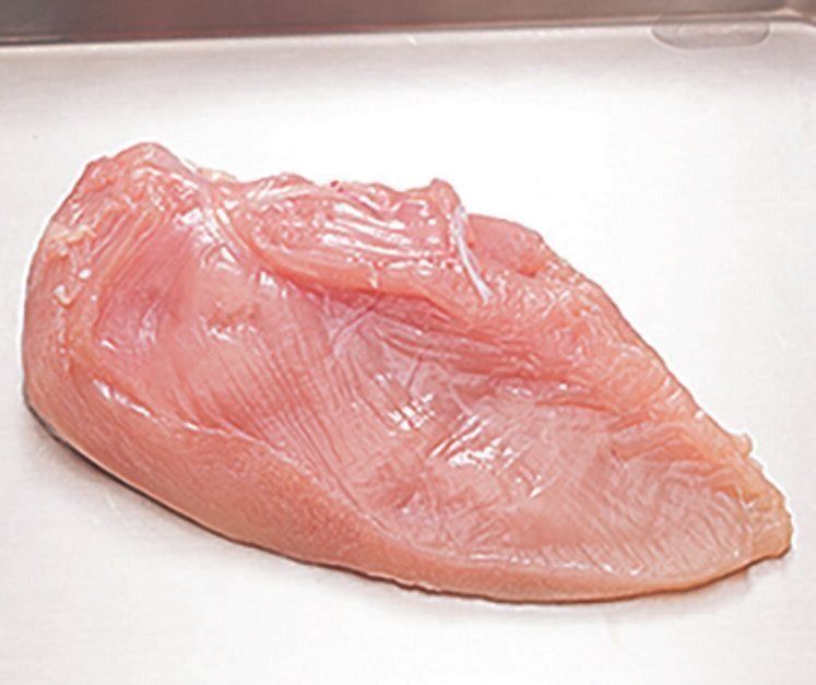 肉類のなかでも鶏肉は、たんぱく質が多め。また、リンという成分も含まれており、過剰摂取すると心臓に負担が