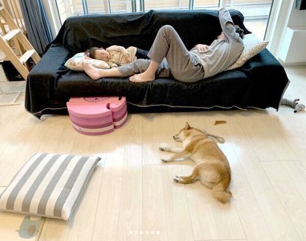 爆睡する花子ちゃんとモモ子ちゃんとパパさん