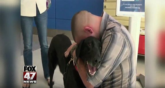 抱かれる軍用犬