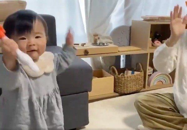 音遊びを楽しむ妹ちゃん