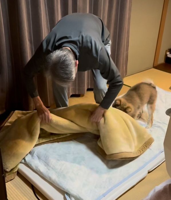 じいじの足元にまとわりつく獅子丸くん