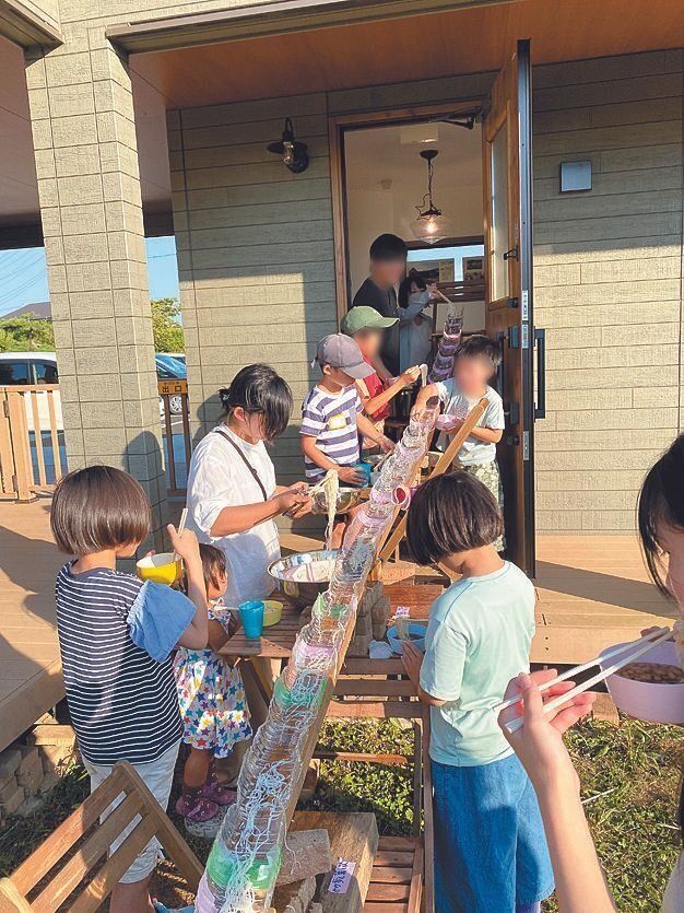 2023年の夏に開催された「どうぶつ子ども食堂」の様子。この日は、みんなで流しそうめんを作りました