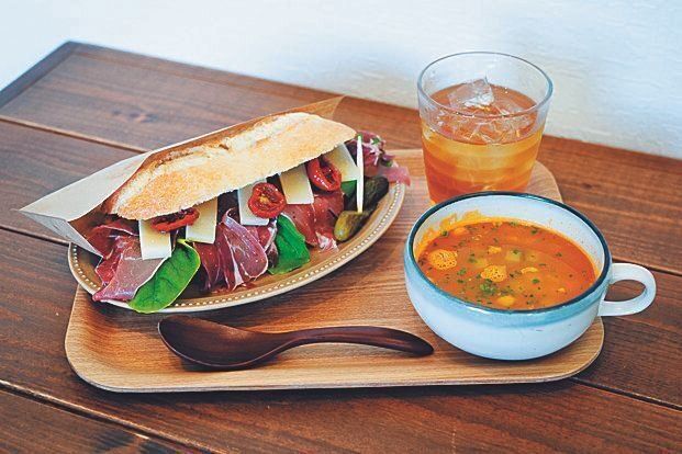 フレンチシェフ監修のサンドイッチのセットが楽しめます