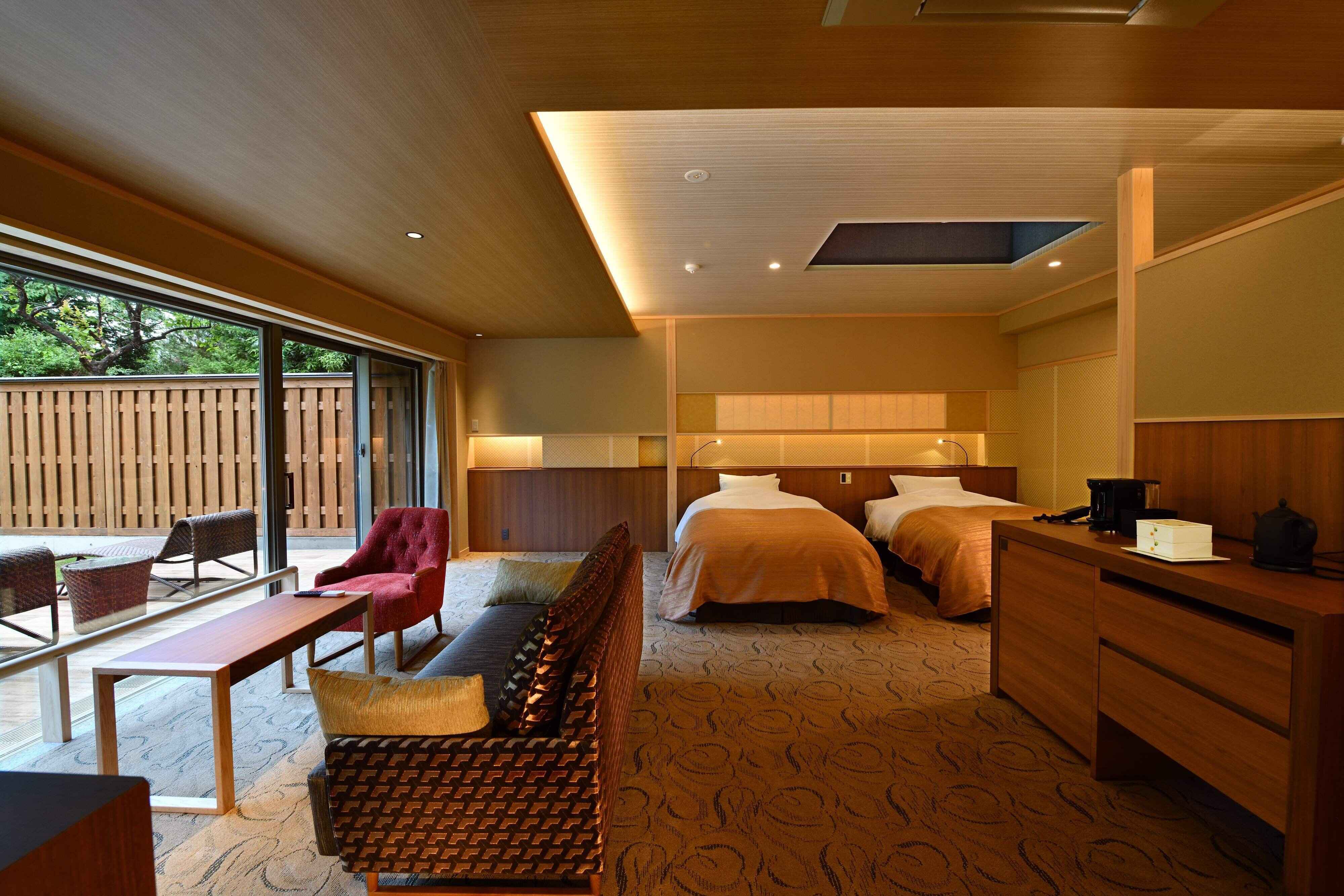 壁一面が窓の落ち着いた雰囲気の客室