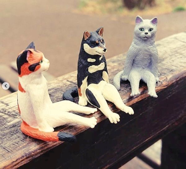 カプセルトイ「座る犬」