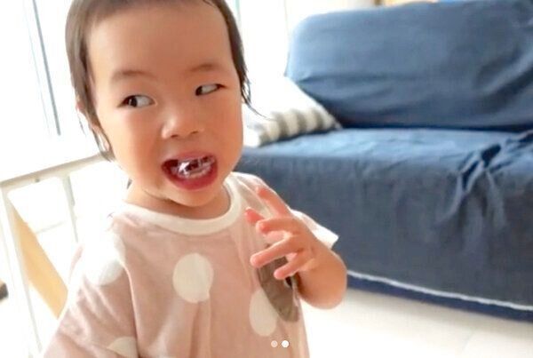 氷を食べるモモ子ちゃん