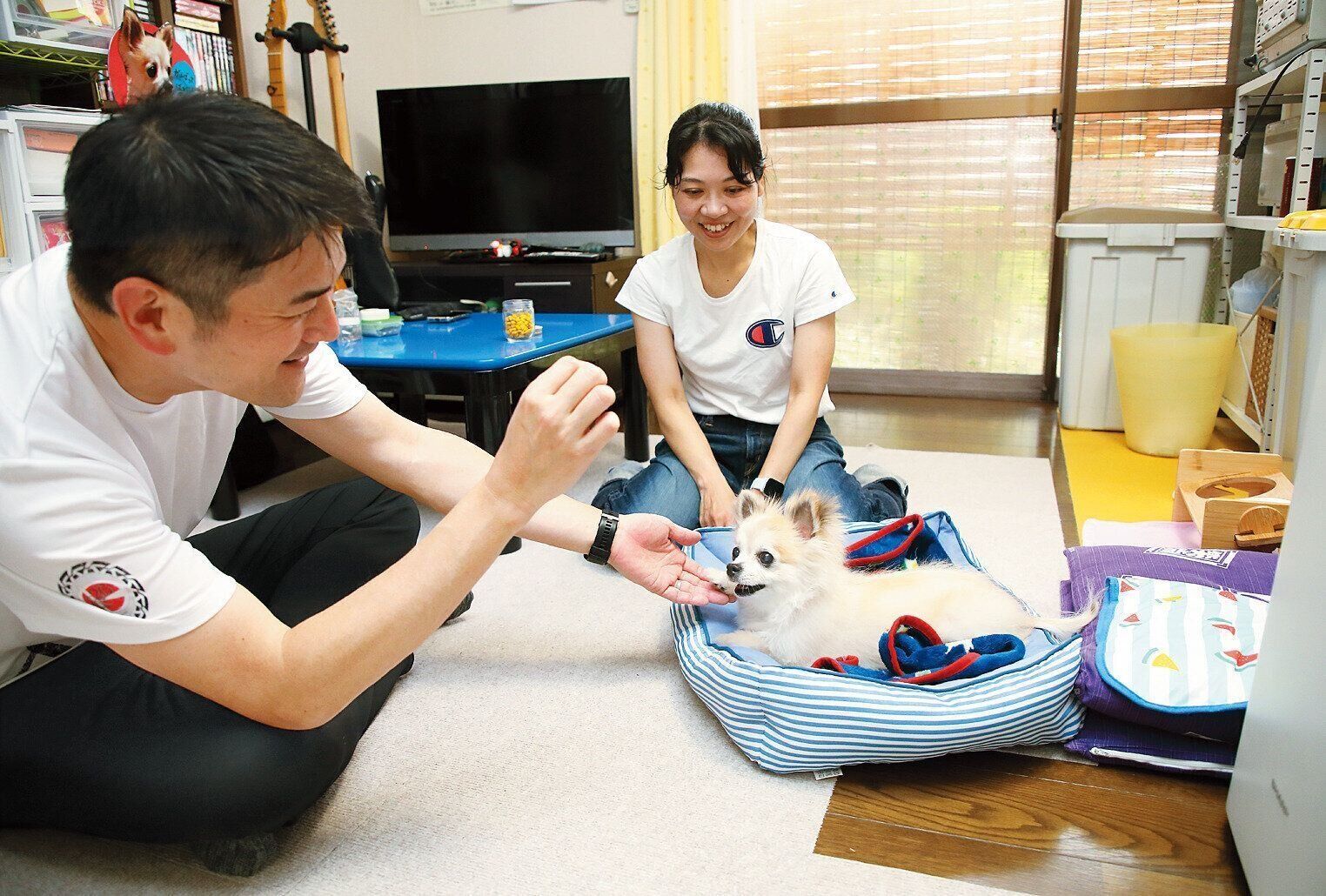 足に負担をかけないよう、イスもソファも置いていないリビング