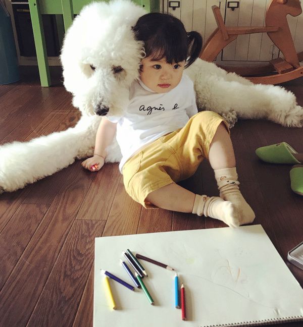 女の子にゼンマイを巻かれる犬