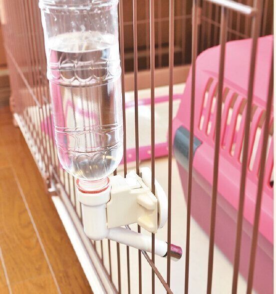 ひっくり返す心配のない給水ボトルタイプ