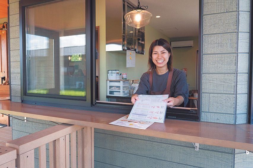 入り口の受付では、スタッフさんがカフェの利用法や施設での過ごし方を教えてくれます