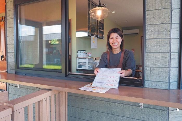 入り口の受付では、スタッフさんがカフェの利用法や施設での過ごし方を教えてくれます