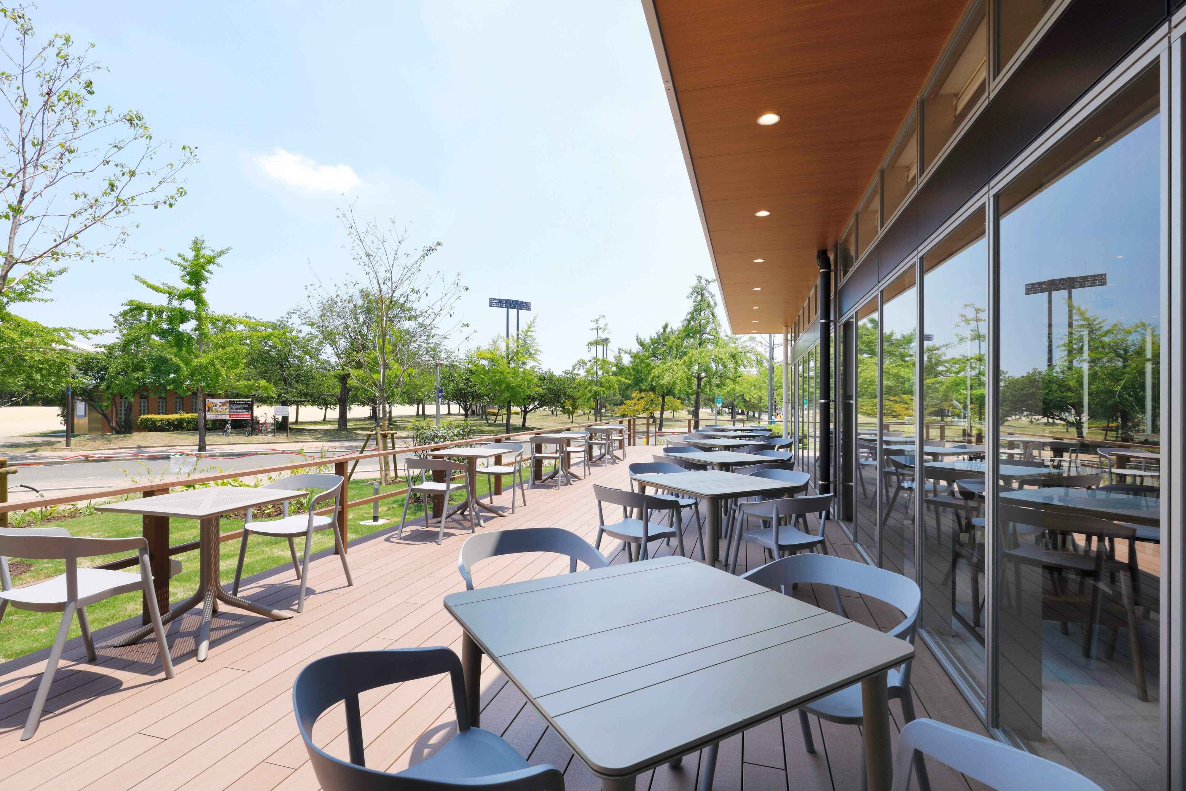 開放感あふれるレストランのテラス席