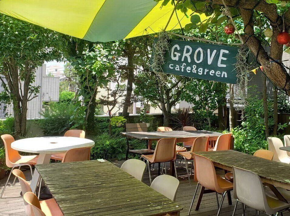 緑に包まれたドッグカフェのテラス