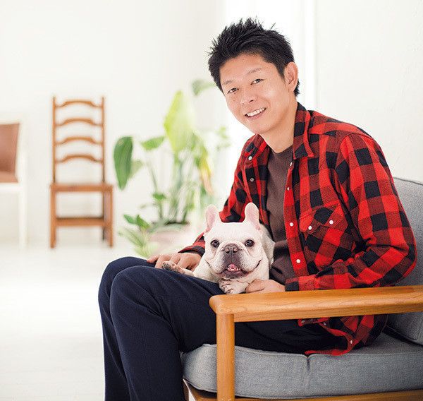 愛犬のフレンチ・ブルドッグを抱く島田秀平さん