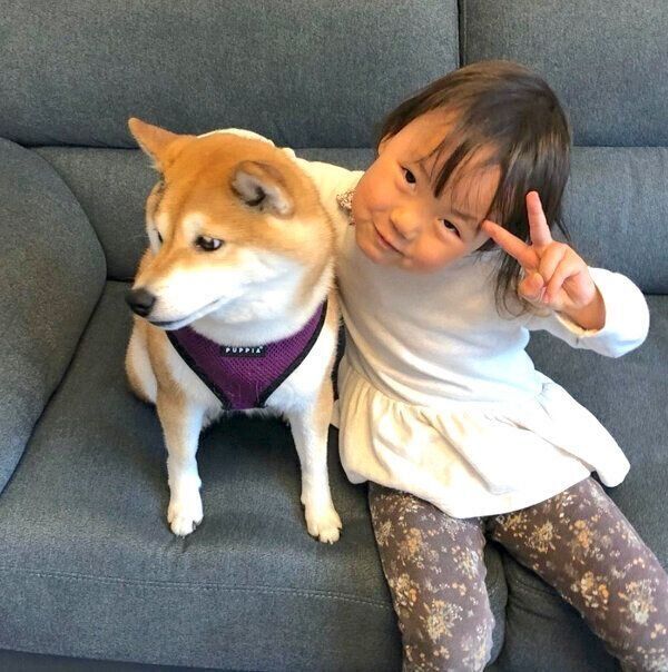 寄り添うももかちゃんと妹ちゃん