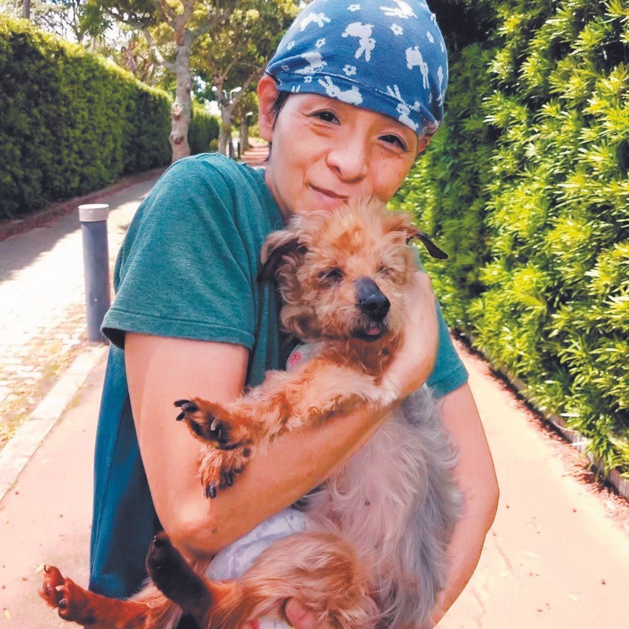 「チームうーにゃん」代表のうささんとチェロちゃん（推定18才）。寝たきりの状態で飼育放棄され、うささん宅で手厚くお世話され元気に