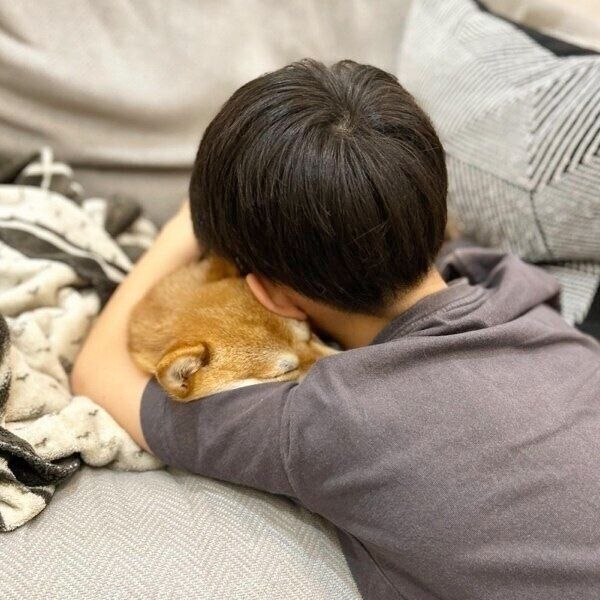 目を細めて息子くんのハグに喜ぶてんぷらちゃん