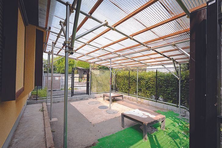 雨の日用のドッグラン。屋根がついているので濡れずに外に出ることができます