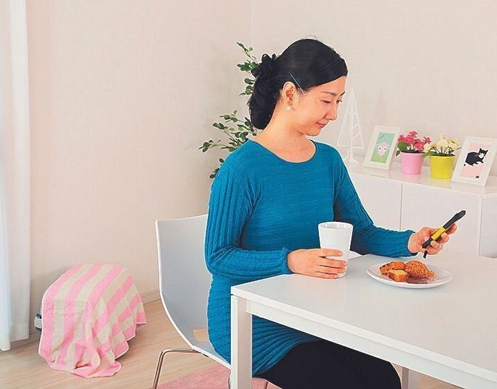 誤食を防ぐためにも、飼い主さんの食事中は愛犬をハウスへ。それでも興奮するなら、布をかけて見せないで