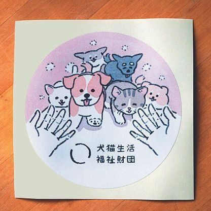 人気イラストレーターのじゅんさんによる財団のステッカー。寄付のお礼として配られます