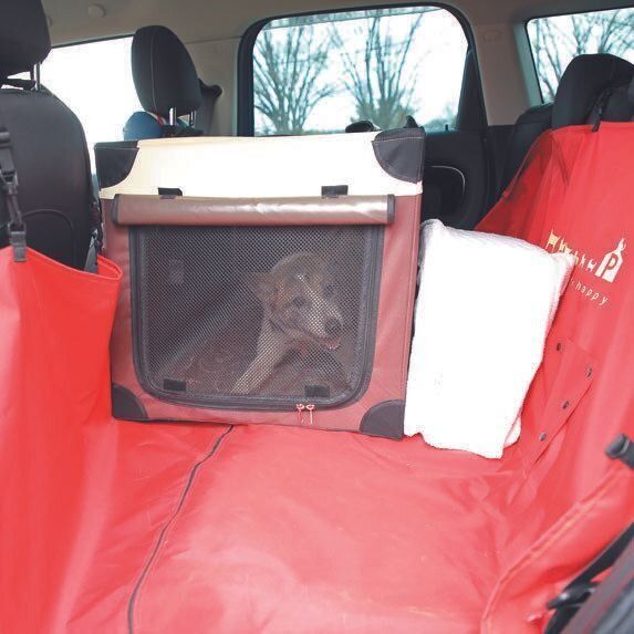 戸田先生は、後部席全体に専用のカバーをかけ、その上にクレートをのせて毛が舞い散るのを予防しています