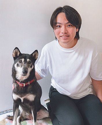 犬猫生活福祉財団 事務局長の福田敬土さん。2021年の財団立ち上げ時からのスタッフで、シェルターの運営を支えている。自身も大の愛犬家で、愛玩動物飼養管理士の資格も取得。持続可能な保護活動を目指して日々尽力