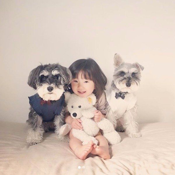 寄り添うジジちゃん・トトちゃん・娘さん