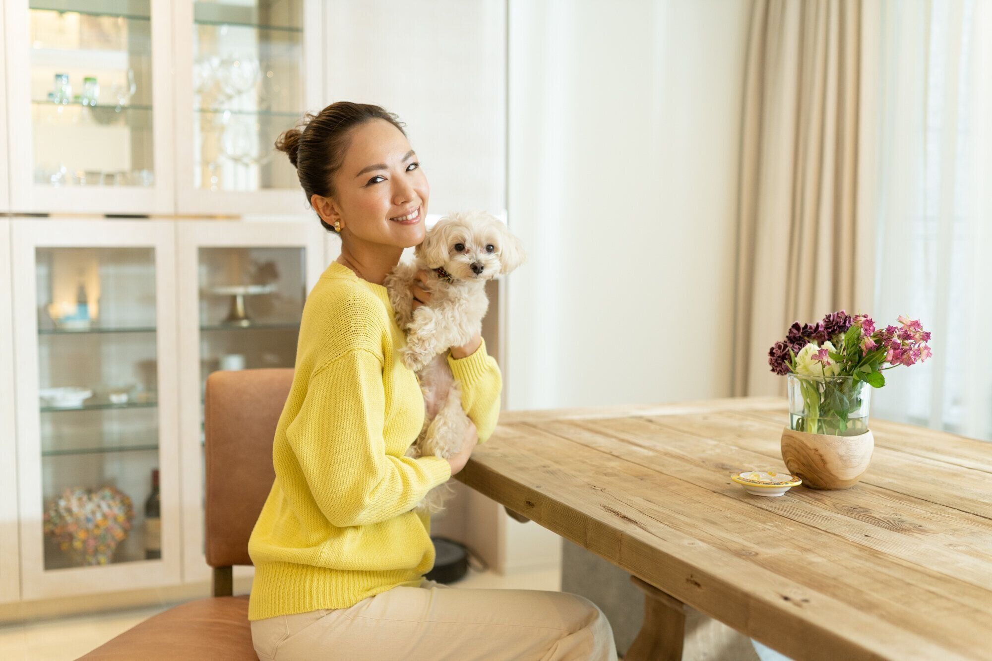 リビングテーブルでミックス犬と飼い主