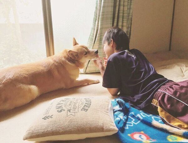 次男と見つめ合う福くん