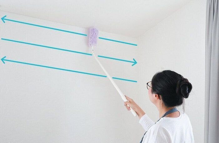 ハンディモップで壁掃除