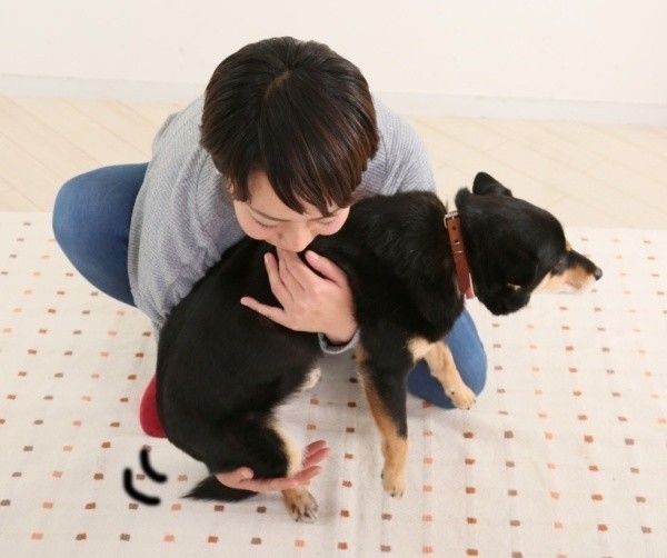 もう片方の手で支える