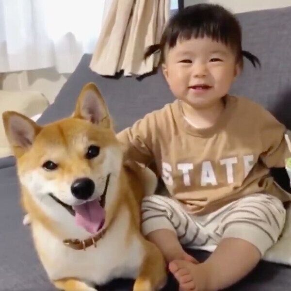 仲良く寄り添うりんご郎くんと妹ちゃん
