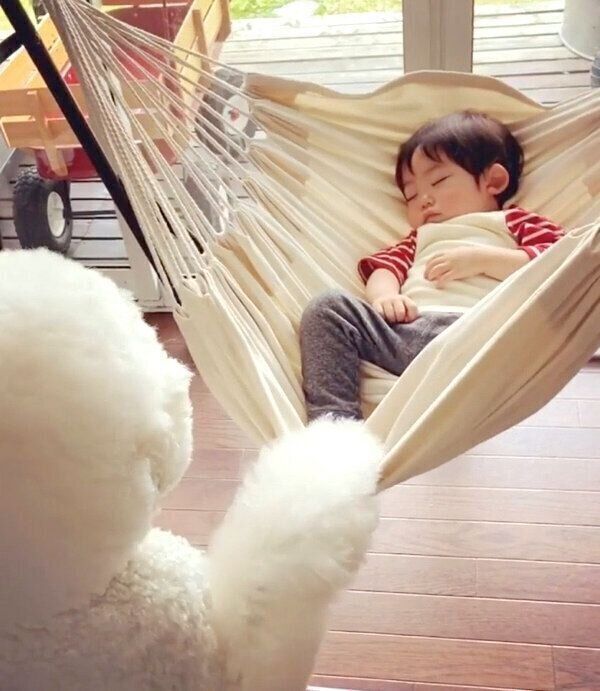 男の子を寝かしつけるりっくん