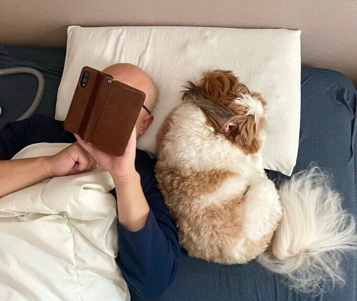 パパさんと半分こで眠るぽこくん。