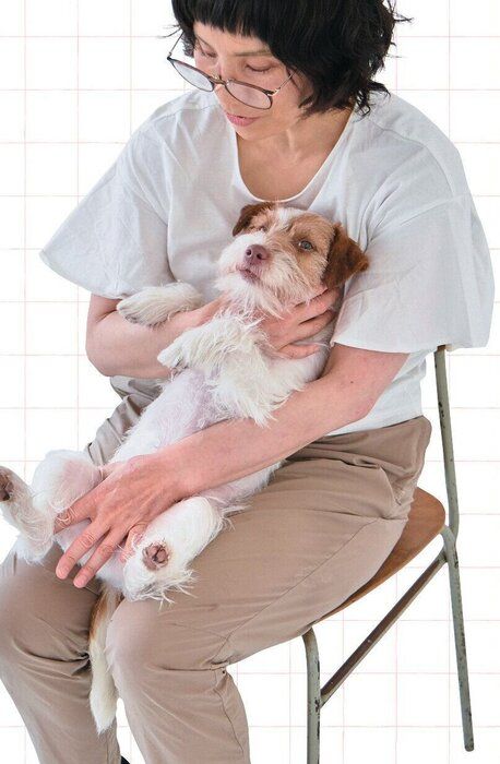 後ろ足を保定される小型犬
