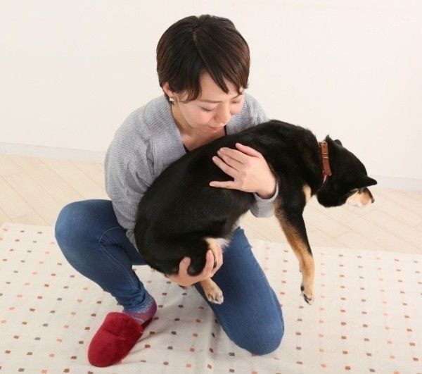 片ひざをついたまま背筋を伸ばす