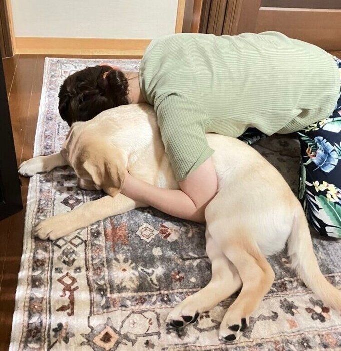 保護主さん宅で撮影したノアくんと飼い主さん