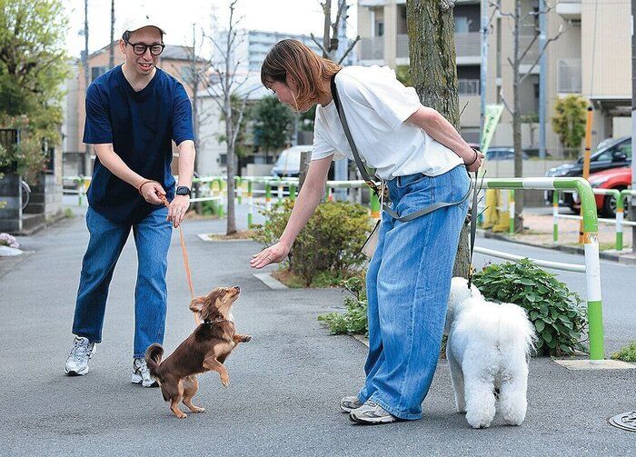 あいさつを断る様子