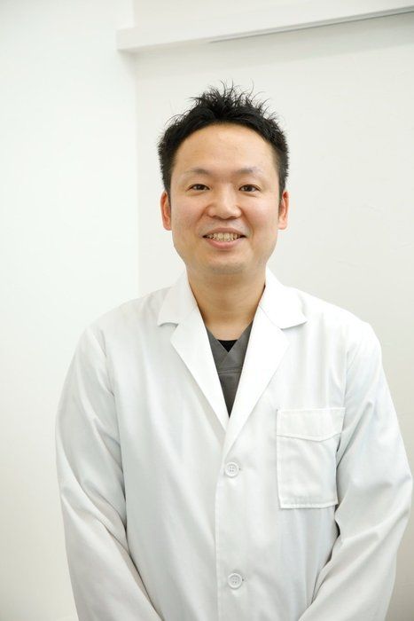 JVCC二次動物医療センター目黒病院院長。麻布大学卒業後、動物循環器病センターにて僧帽弁形成術などの心臓外科や日本大学獣医内科学教室大学院に所属し二次診療に従事。日本獣医循環器学会認定医